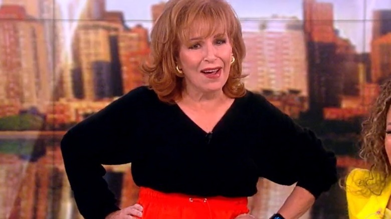 Joy Behar porte un pantalon de lecture 