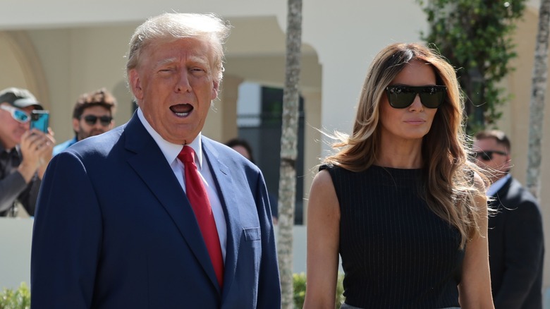 Donald Trump la bouche ouverte à côté de Melania Trump