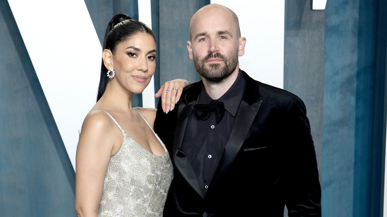 Stephanie Beatriz posant avec la main sur l'épaule de son mari Brad Hoss à la soirée Vanity Fair