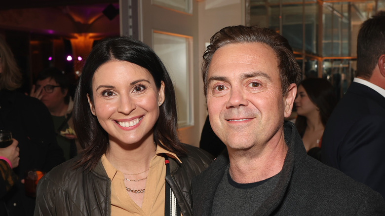 Beth Dover et Joe Lo Truglio souriant à la caméra