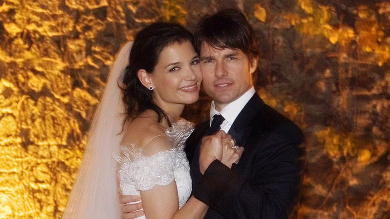 Katie Holmes et Tom Cruise posant ensemble le jour de leur mariage