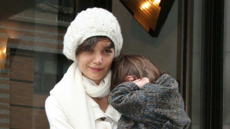 Katie Holmes tenant sa fille Suri Cruise dans ses bras