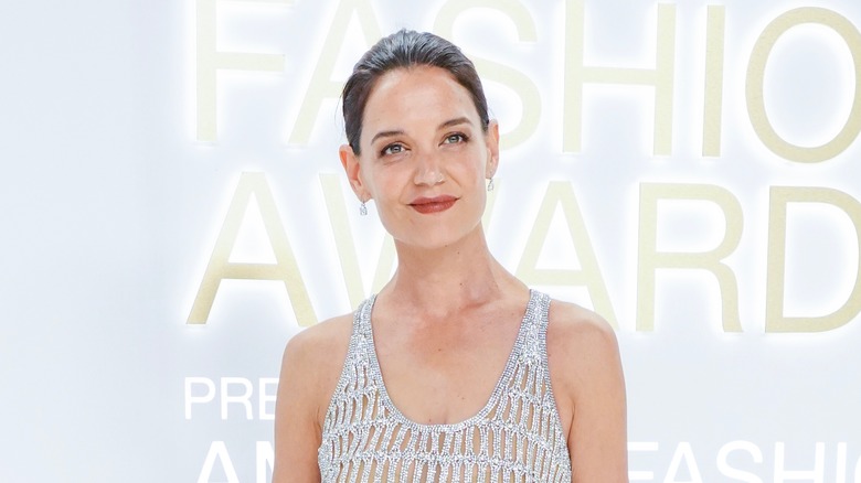 Katie Holmes posant lors d'un événement de mode