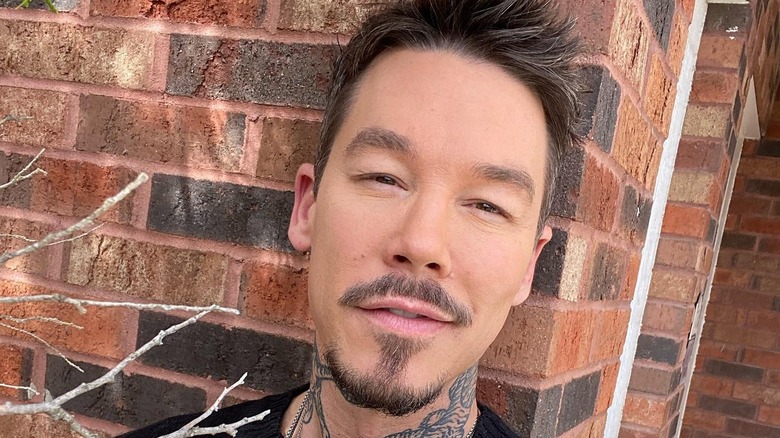 David Bromstad prenant un selfie