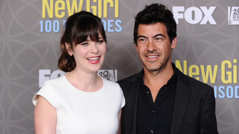 Zooey Deschanel en riant, Jacob Pechenik en souriant