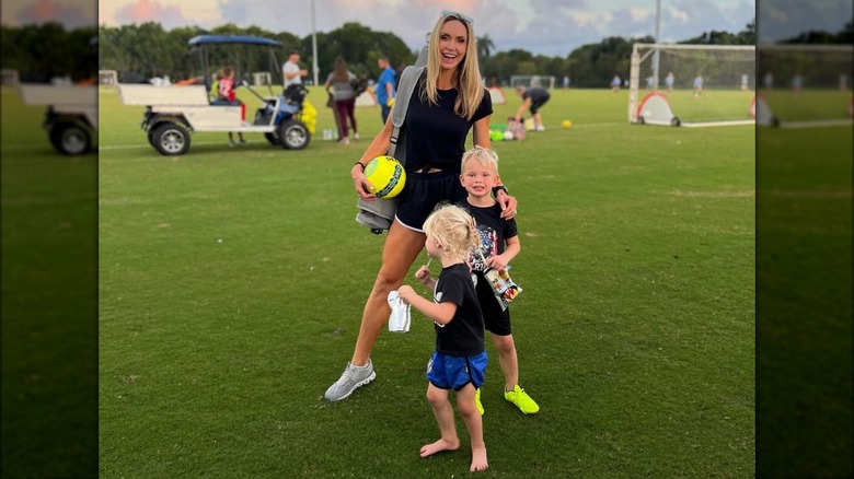 Lara, Luke et Carolina Trump sur un terrain de football