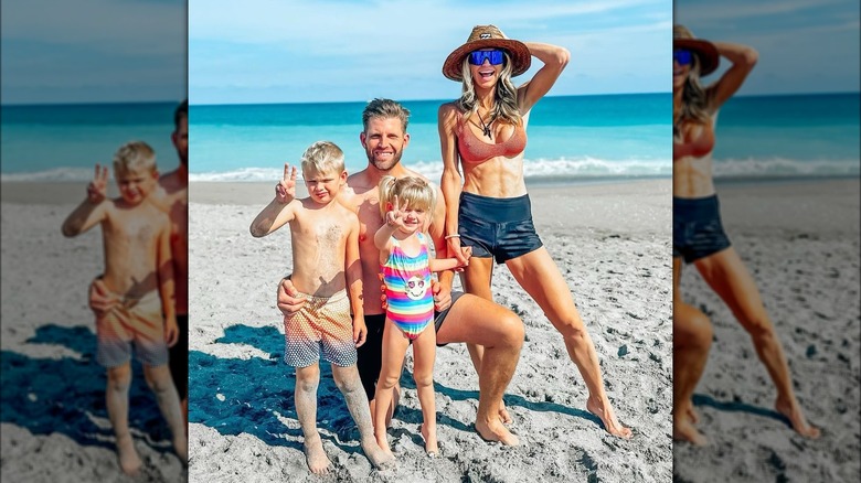 Lara, Eric Trump et leurs enfants posant sur la plage