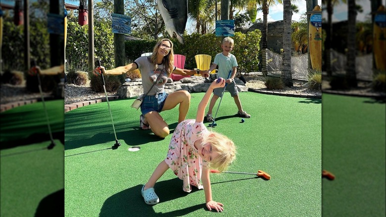 Lara, Luke et Carolina Trump sur un parcours de minigolf