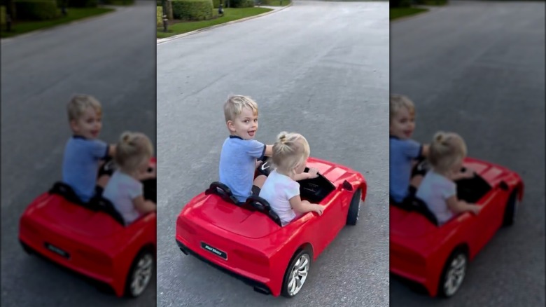 Luke et Carolina Trump dans une voiture rouge