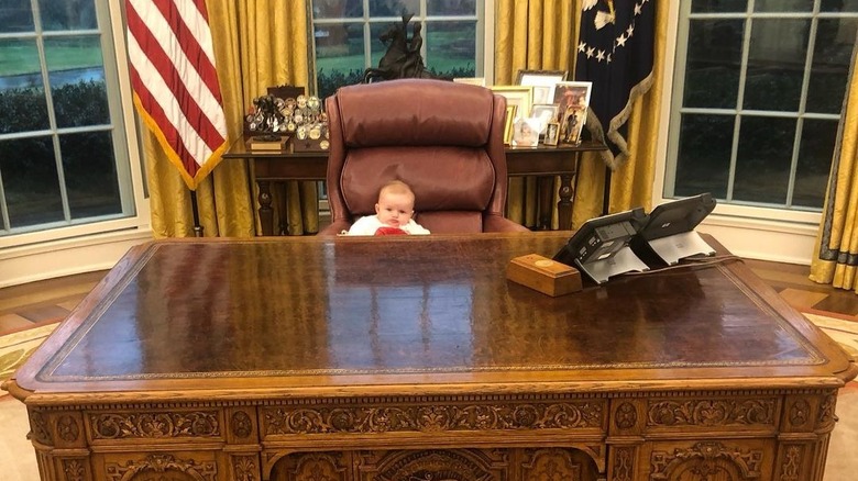 Carolina Trump assise au Resolute Desk