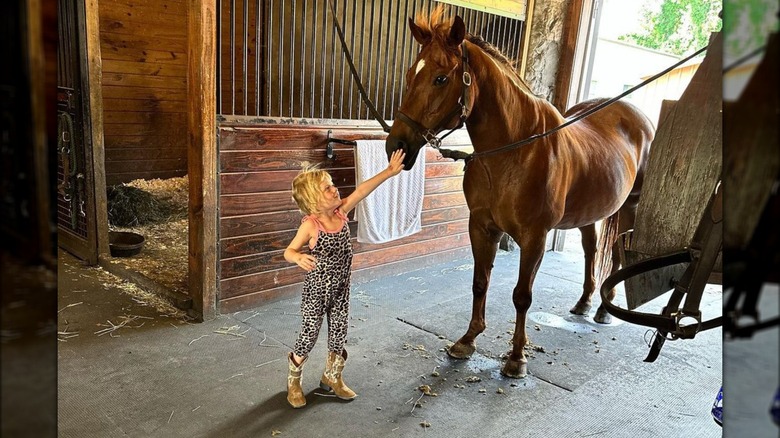 Carolina Trump caresse le nez du cheval