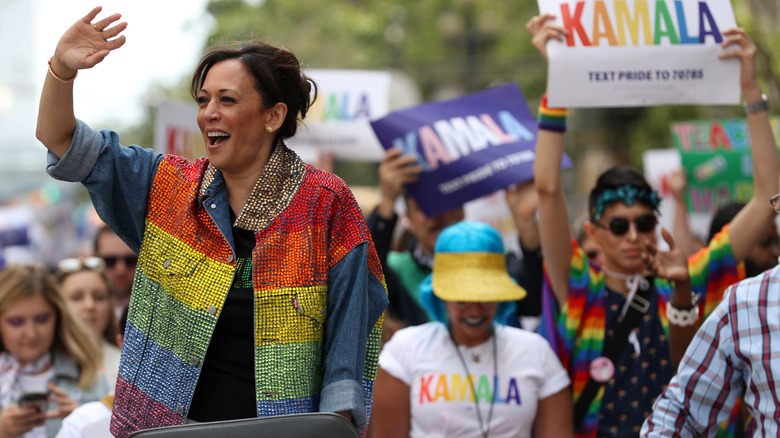 Kamala Harris veste arc-en-ciel en strass