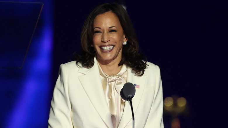 Chemisier de costume blanc Kamala Harris