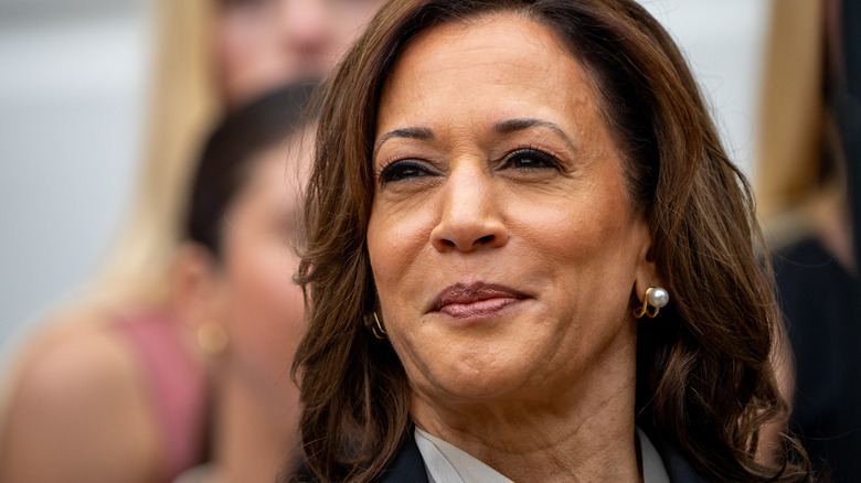 Boucles d'oreilles en perles souriantes Kamala Harris