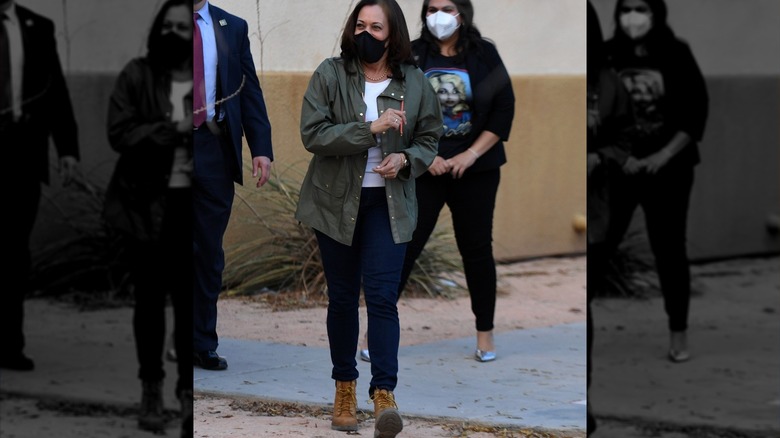 Kamala Harris masque bottes Timberland