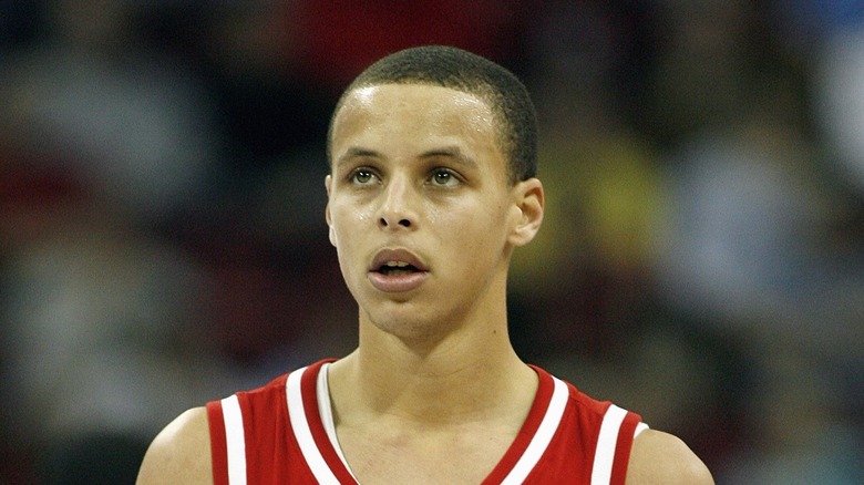 Le jeune Steph Curry sur un terrain de basket