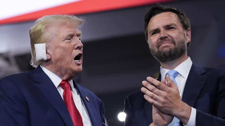 Donald Trump la bouche ouverte, JD Vance applaudissant