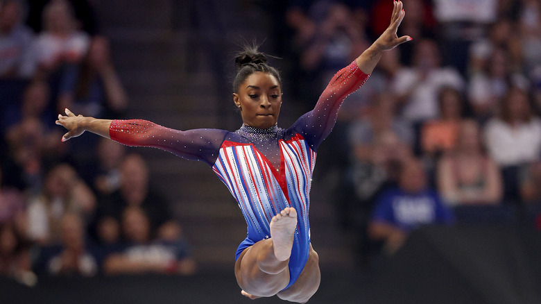 Justaucorps rouge blanc et bleu Simone Biles