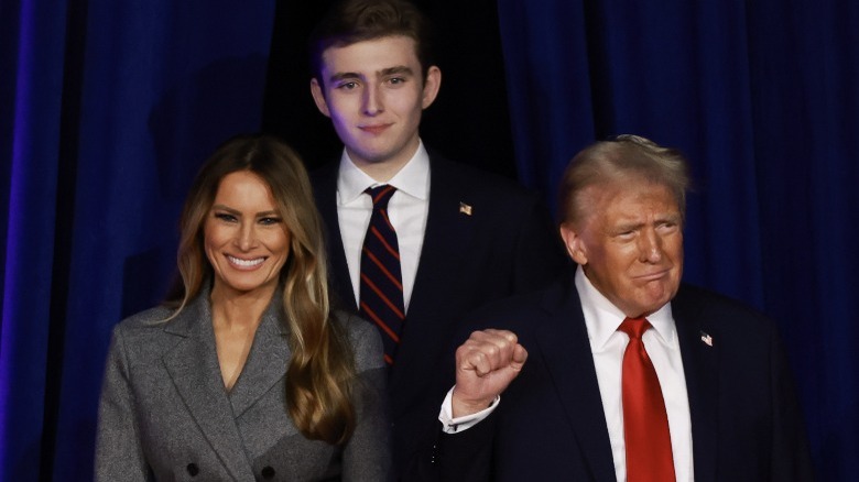 Melania Trump, Barron Trump et Donald Trump sur scène le soir des élections 2024