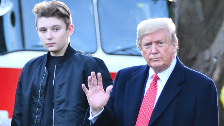 Barron Trump et son père Donald Trump traversent la pelouse sud à Washington, DC (2019)