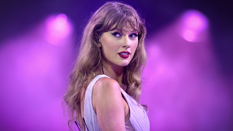 Taylor Swift regarde par-dessus son épaule