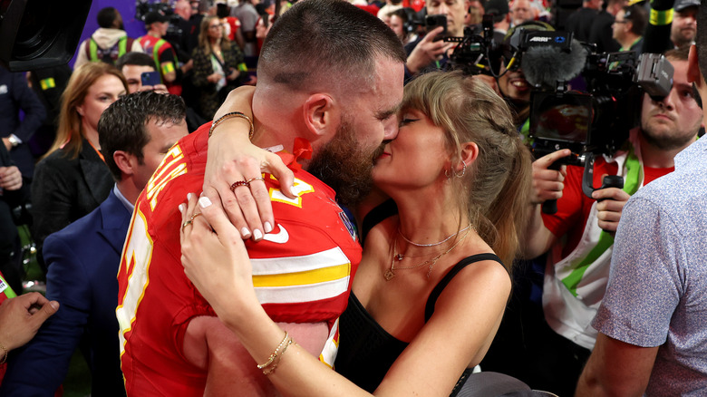 Travis Kelce embrasse Taylor Swift dans son uniforme