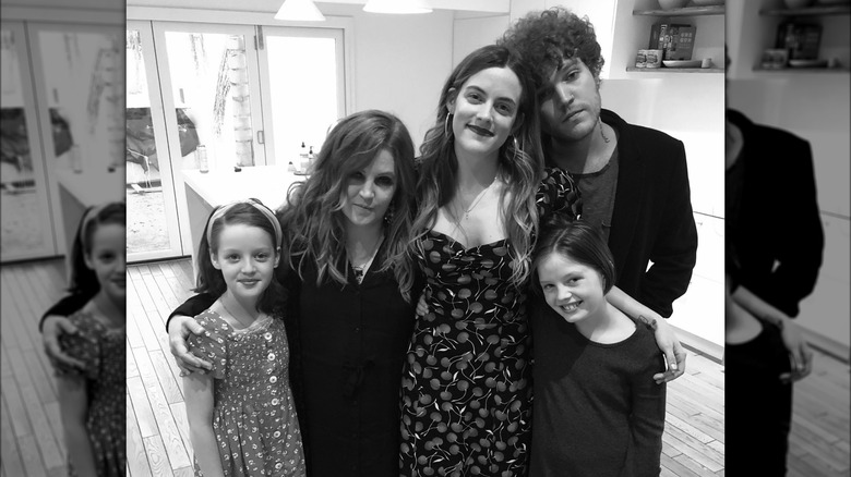 Lisa Marie Presley debout et posant avec ses quatre enfants