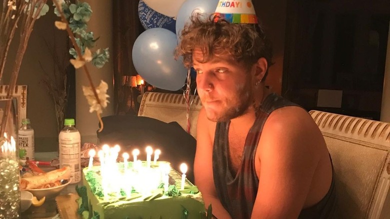 Benjamin Keough porte un chapeau d'anniversaire.