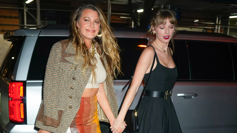 Blake Lively et Taylor Swift marchant dehors