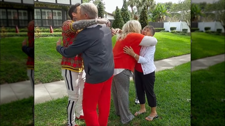 David Bromstad embrasse son père tandis que sa sœur embrasse leur mère. 