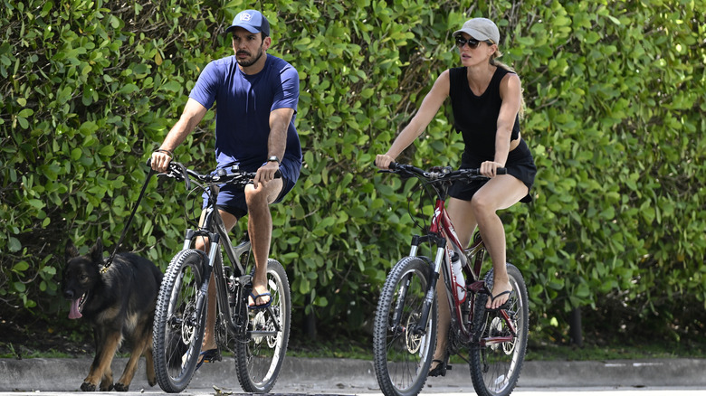 Gisele Bundchen et Joaquim Valente font du vélo