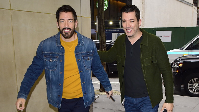 Les Property Brothers marchant dans la rue