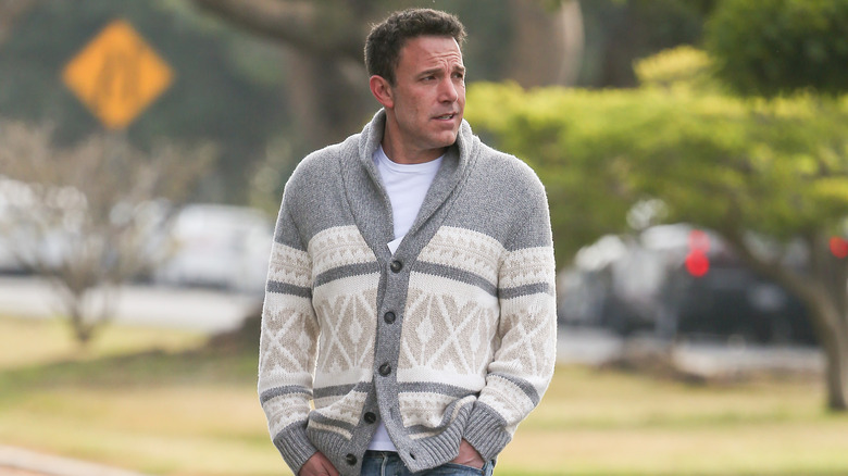 Ben Affleck porte un pull boutonné