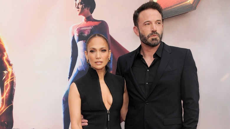 Jennifer Lopez et Ben Affleck vêtus de noir et posant