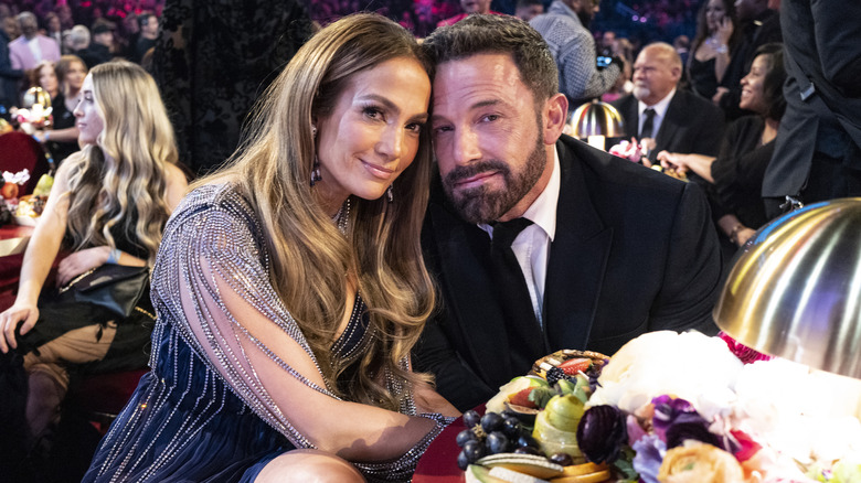 Jennifer Lopez et Ben Affleck se touchent aux Grammys