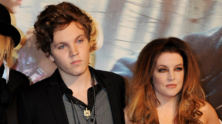 Benjamin Keough sur un tapis rouge avec maman Lisa Marie.