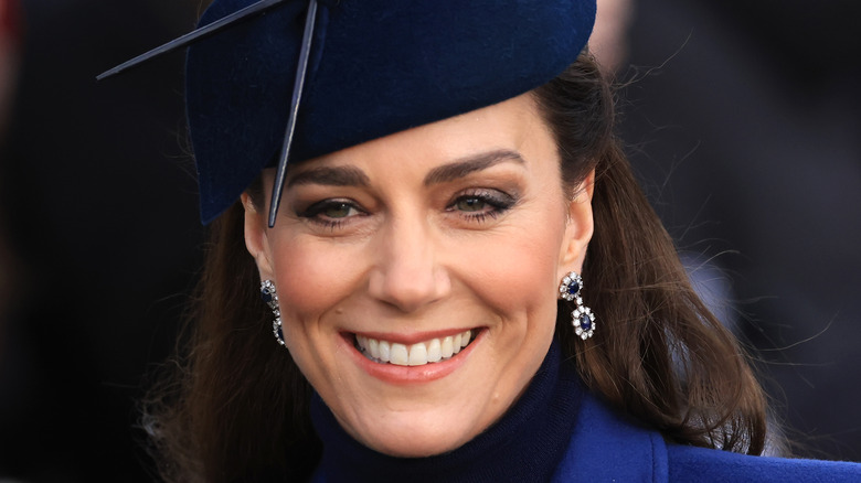 Kate Middleton sourit avec un chapeau