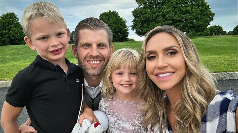 Lara et Eric Trump souriant dehors avec des enfants