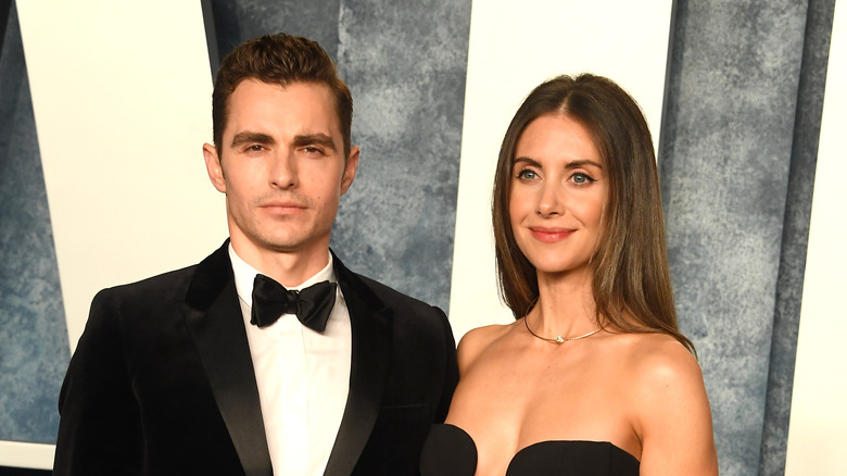 Dave Franco au visage sérieux, Alison Brie souriante à la soirée des Oscars de Vanity Fair