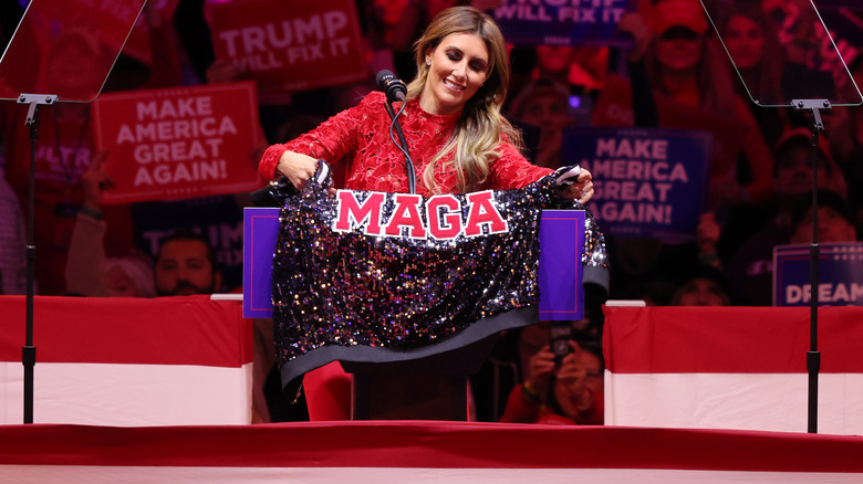 Alina Habba avec une veste MAGA à paillettes