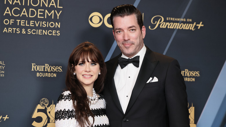 Zooey Deschanel et Jonathan Scott portent des vêtements en noir et blanc