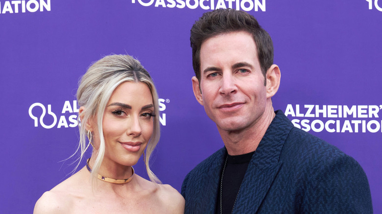 Heather Rae et Tarek El Moussa sur fond violet