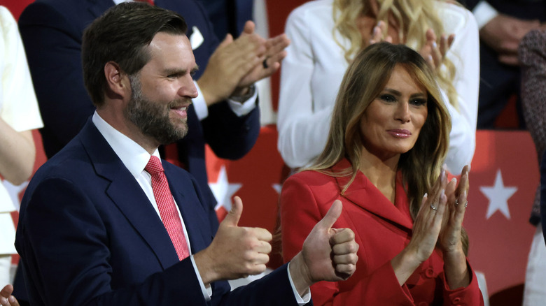 JD Vance applaudit aux côtés de Melania Trump