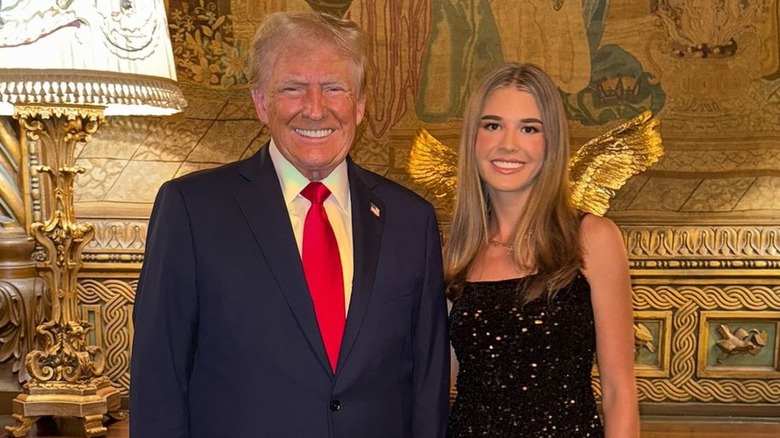 Donald Trump posant avec sa petite-fille Kai Trump