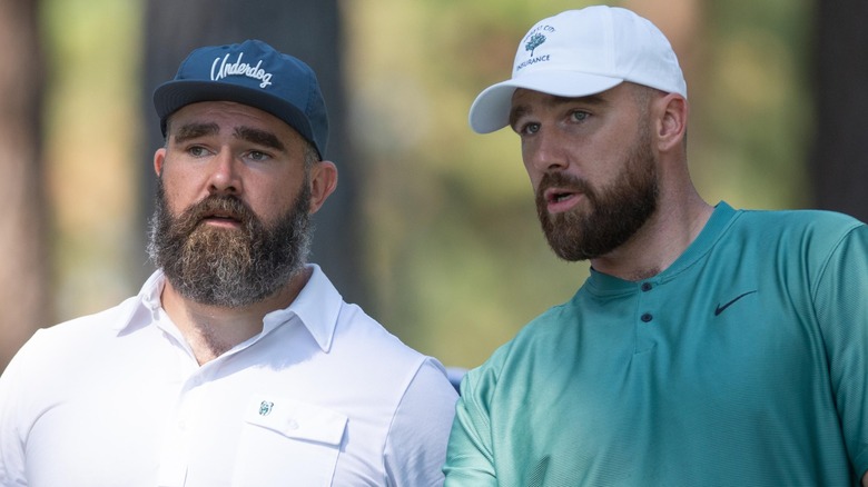 Jason Kelce et Travis Kelce discutent de stratégie au ACC Celebrity Golf Championship (2024)