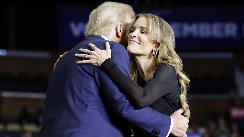 Donald Trump et Megyn Kelly s'embrassent