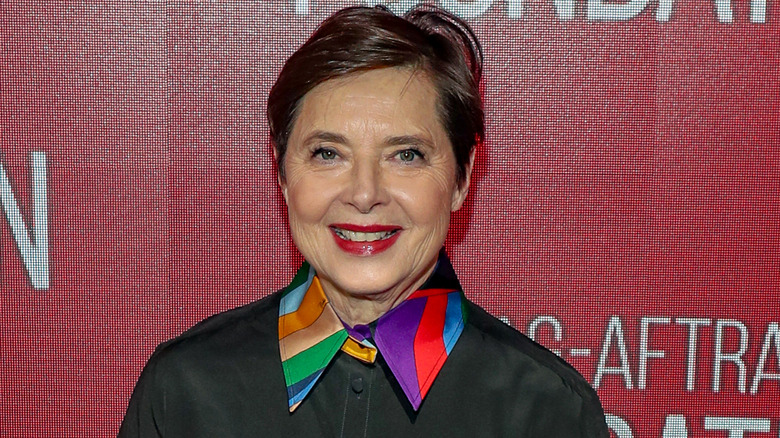 Isabella Rossellini posant sur le tapis rouge