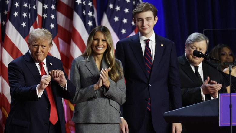 Donald Trump prononce son discours de victoire avec son épouse Melania et son fils Barron