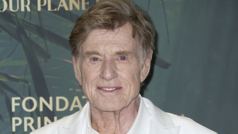 Robert Redford posant dans une chemise blanche