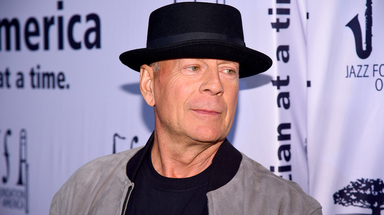 Bruce Willis porte un chapeau